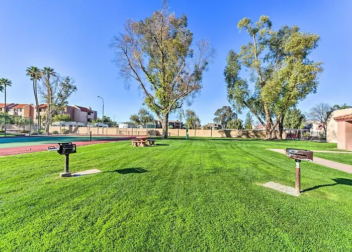 Hébergement de vacances Walk To Sloan Park: W/ Pool Access In